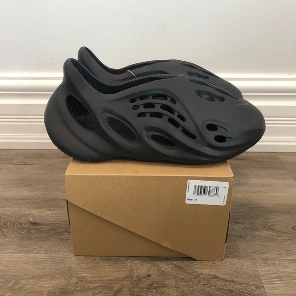 Yeezy Foam RNR Onyx - Picture 1 of 8